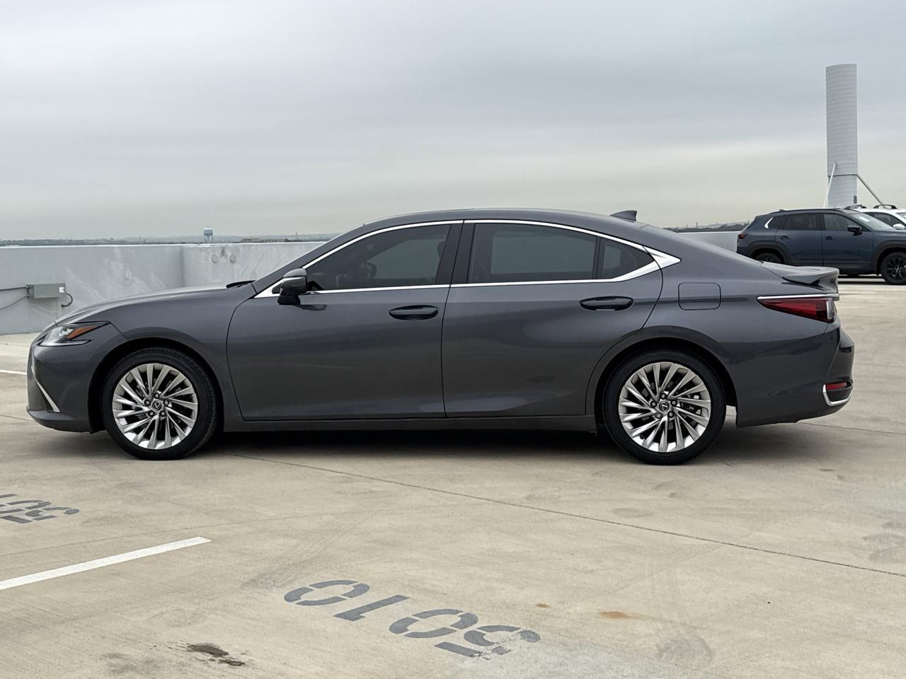 2023 Lexus ES 300h Ultra Luxury