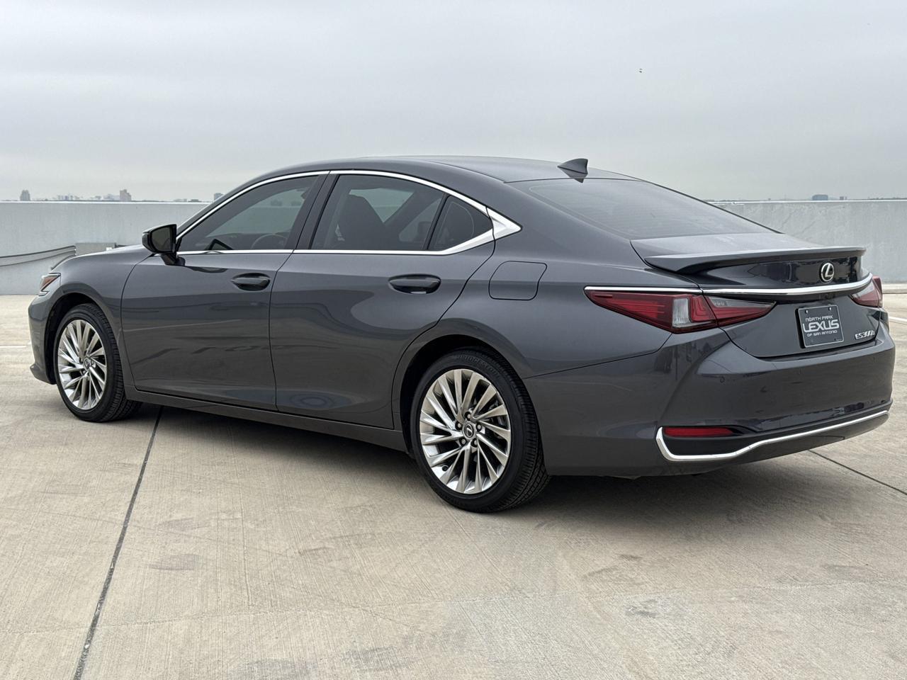 2023 Lexus ES 300h Ultra Luxury