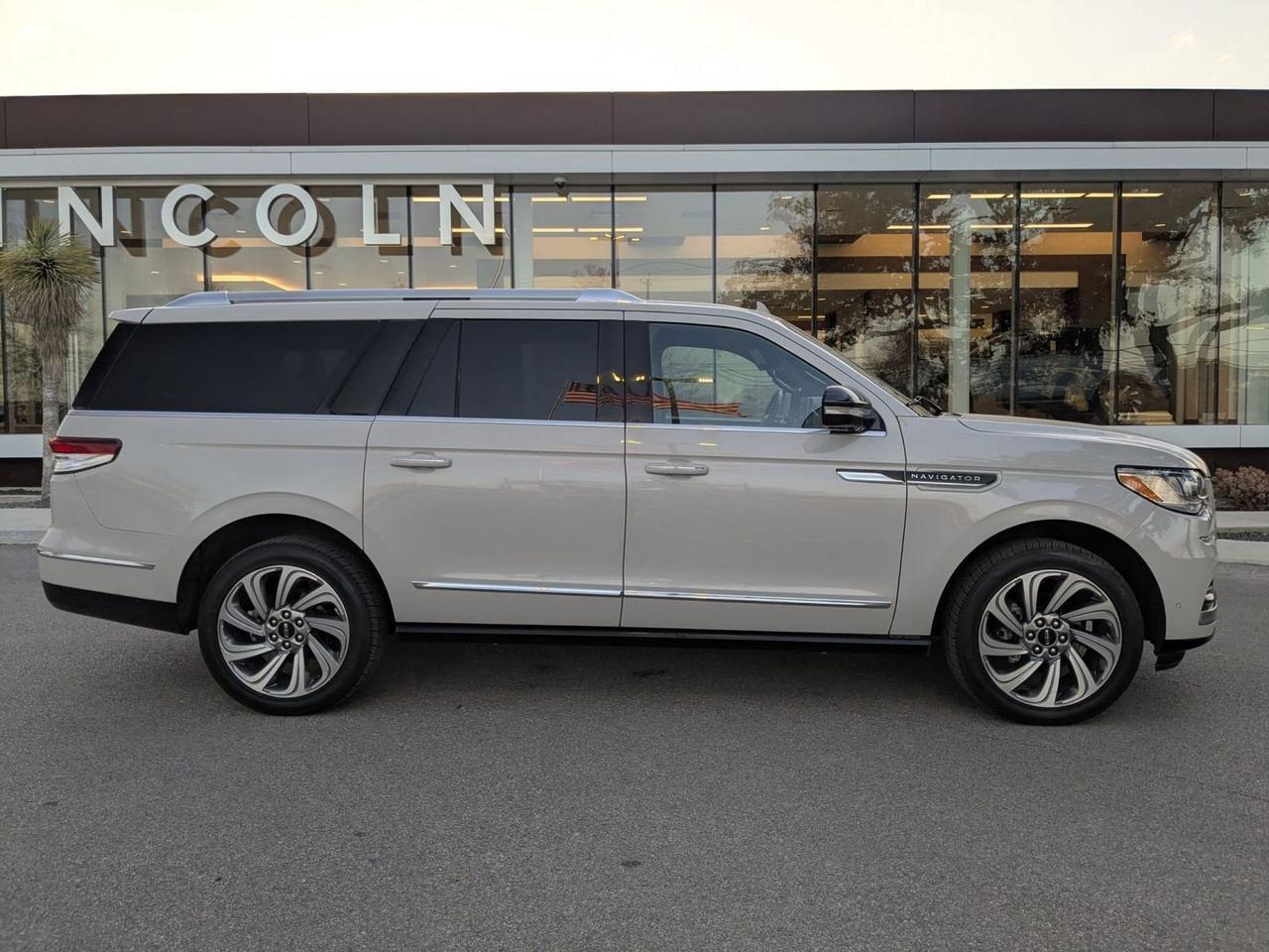 2023 Lincoln Navigator L Reserve