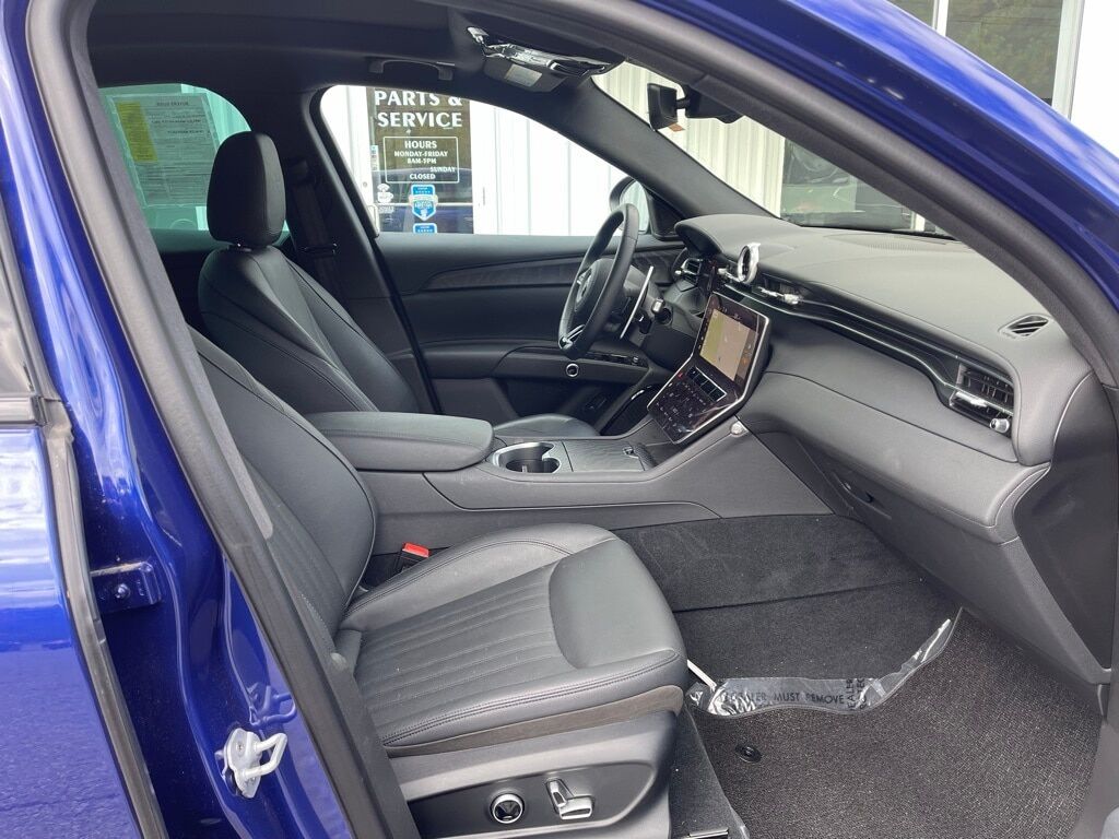 2023 Maserati Grecale Modena Orange MA