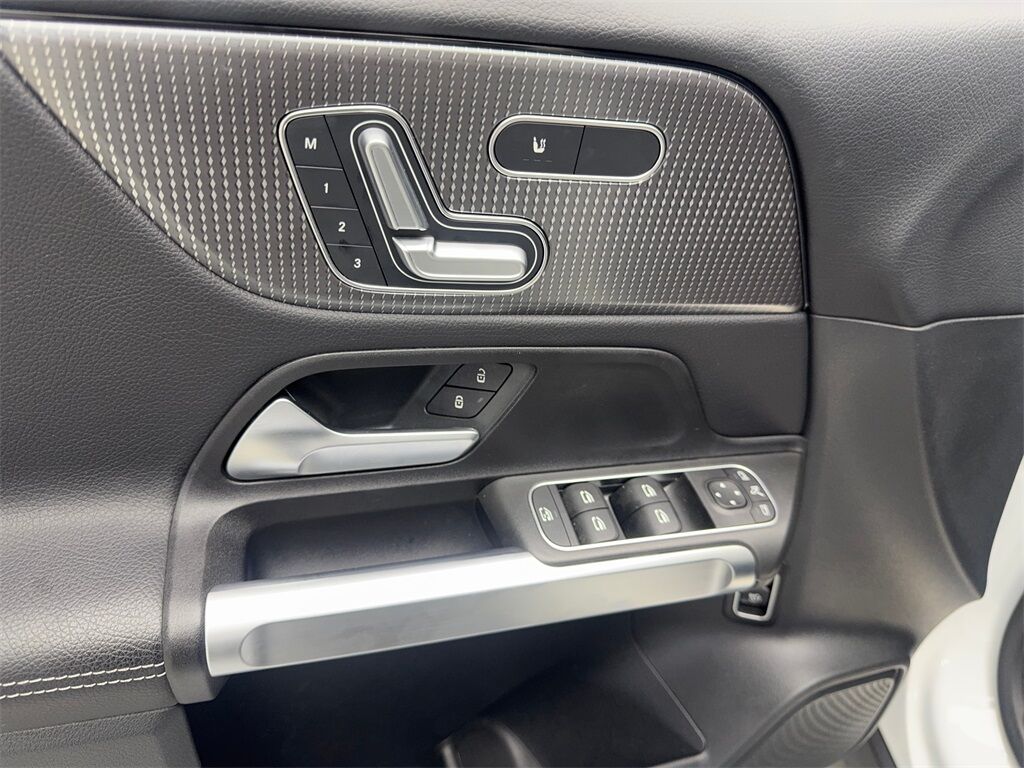 2023 Mercedes-Benz GLB GLB 250 NAV,CAM,PANO,HTD STS,BLIND SPOT,18&quot; WLS Irving TX