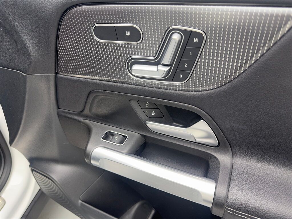2023 Mercedes-Benz GLB GLB 250 NAV,CAM,PANO,HTD STS,BLIND SPOT,18&quot; WLS Irving TX