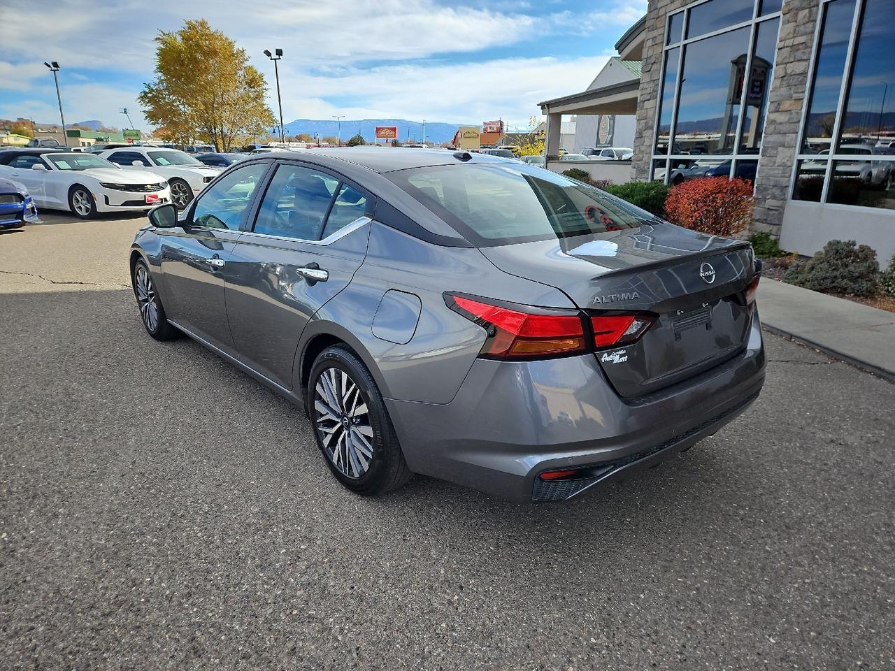 2023 Nissan Altima 2.5 SV photo 3