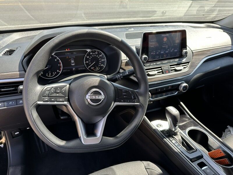 2023 Nissan Altima 2.5 SV photo 10