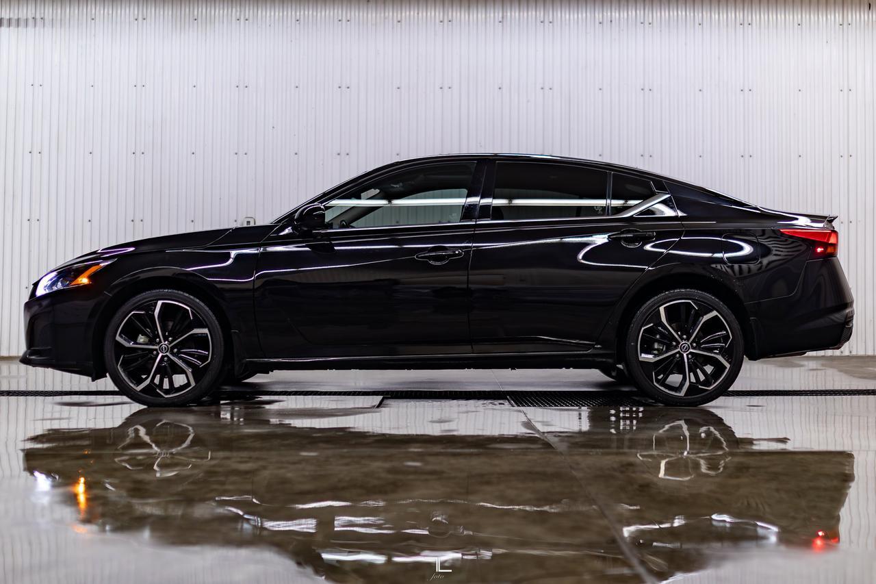 2023 Nissan Altima AWD SR Leather Roof BCam Red Deer AB