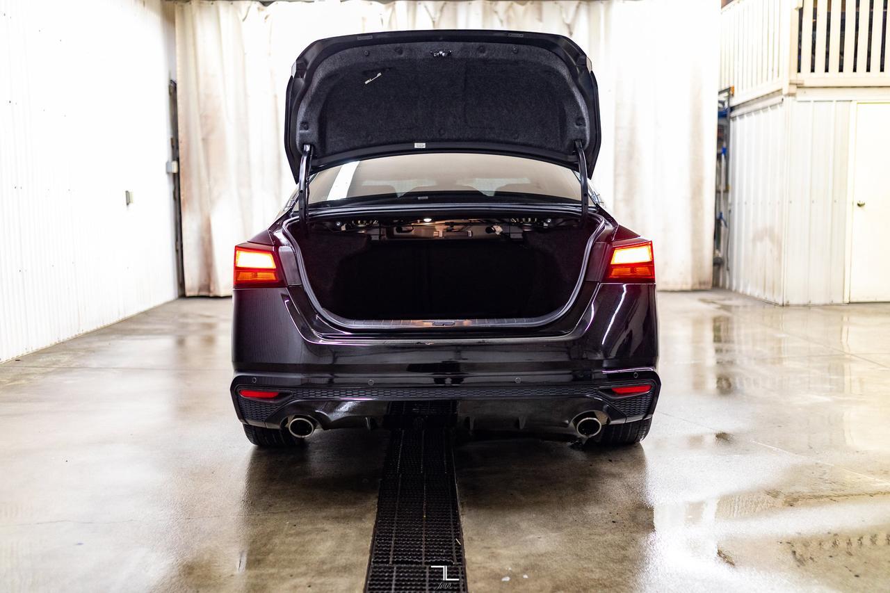 2023 Nissan Altima AWD SR Leather Roof BCam Red Deer AB