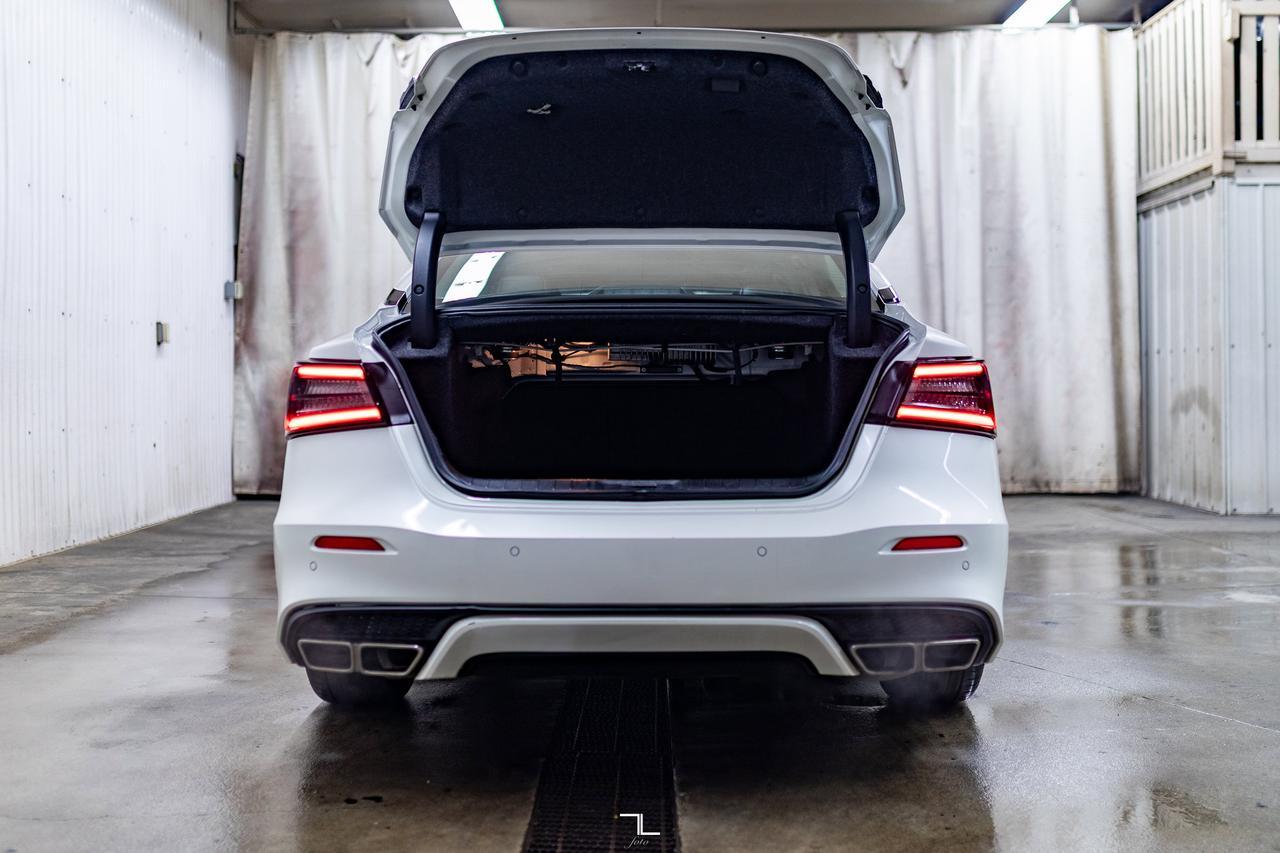 2023 Nissan Maxima SL Leather Roof Nav BCam Red Deer AB