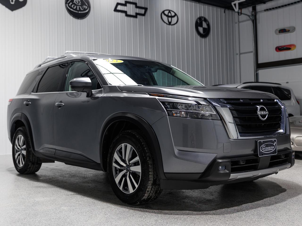 2023 Nissan Pathfinder SL 4WD 8-Passenger NAV