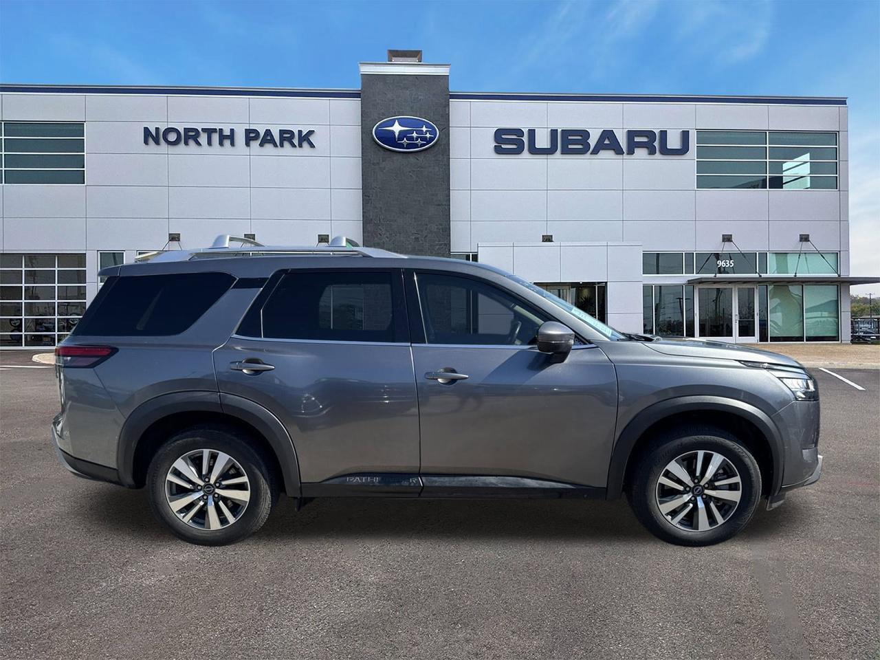 2023 Nissan Pathfinder SL