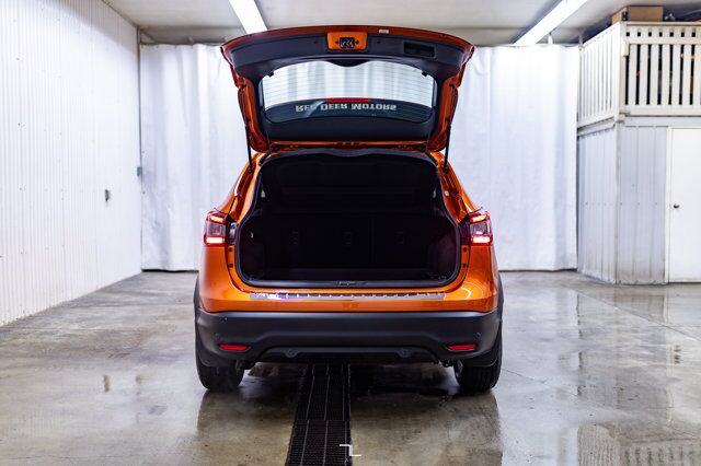 2023 Nissan Qashqai AWD SV Roof BCam Red Deer AB