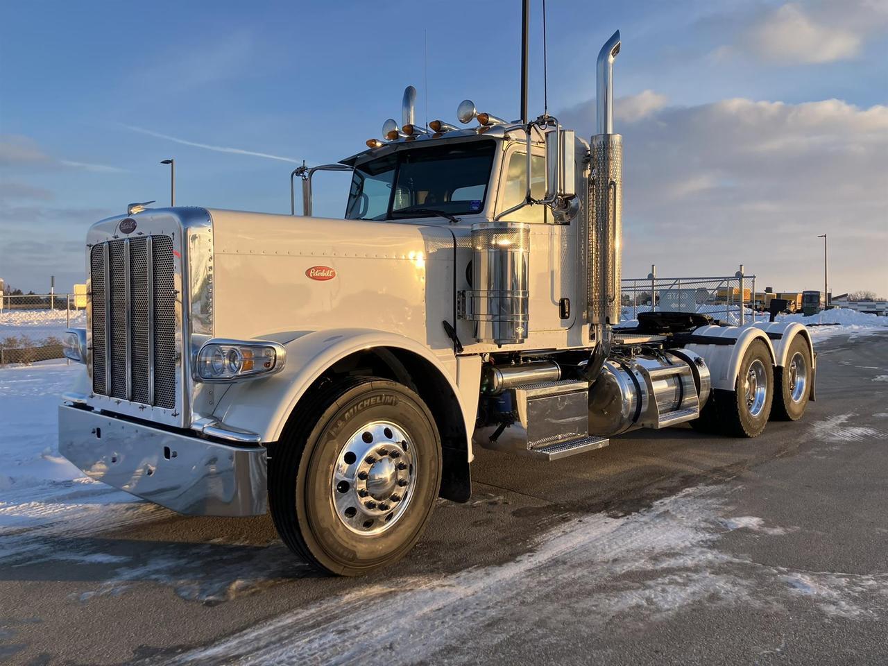2023 Peterbilt 389