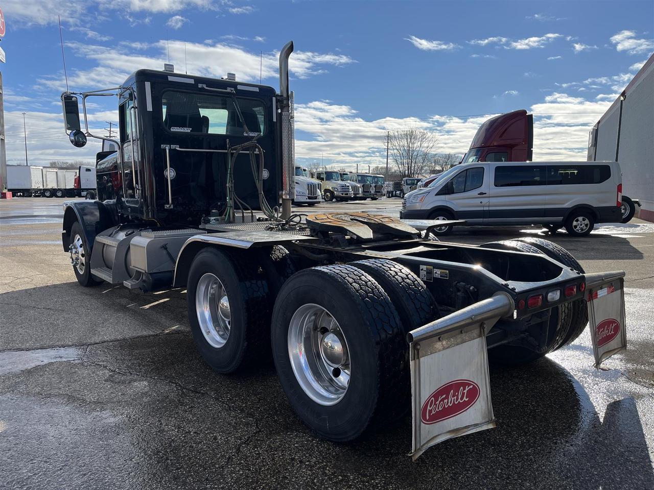 2023 Peterbilt 389