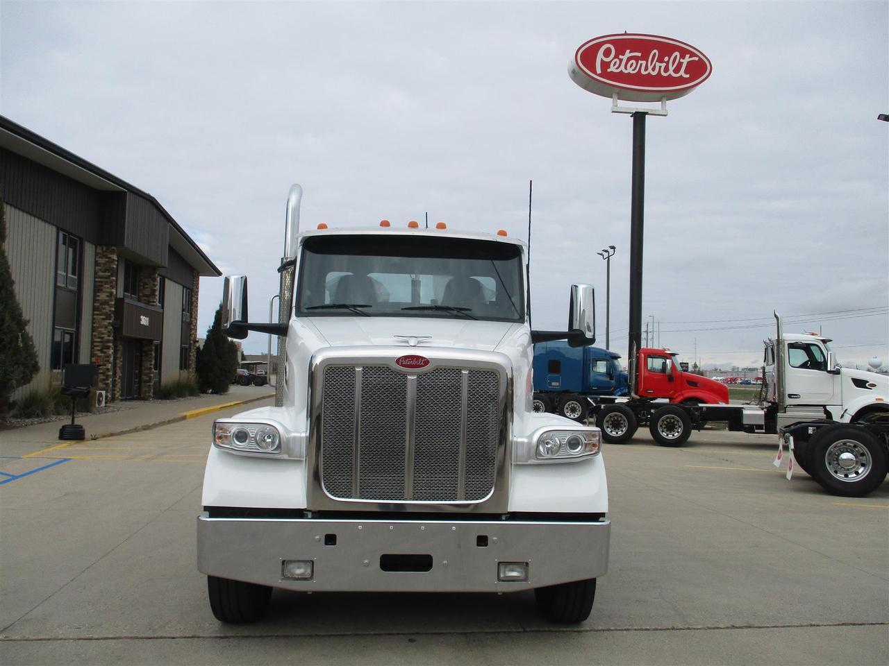 2023 Peterbilt 567