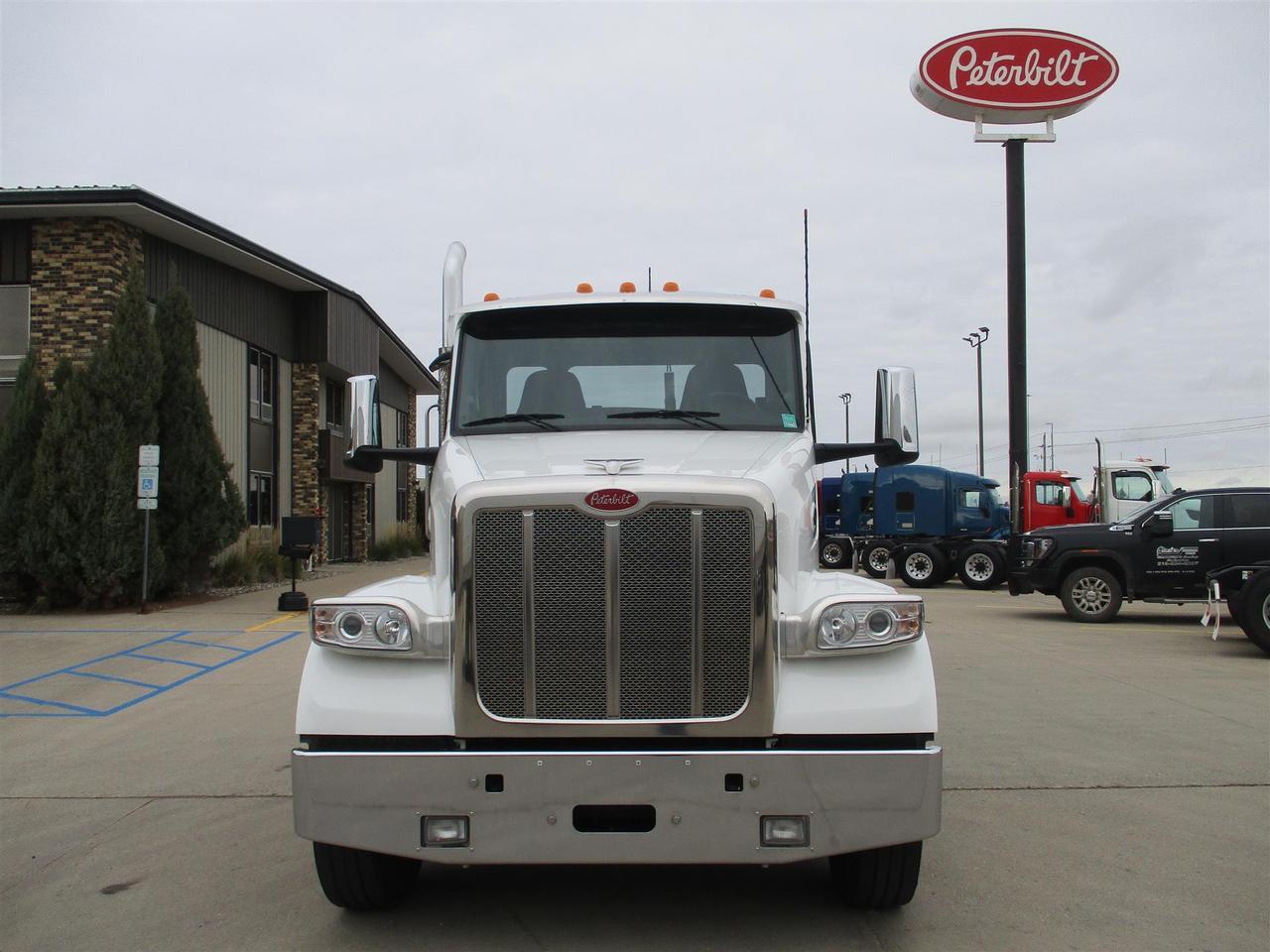 2023 Peterbilt 567