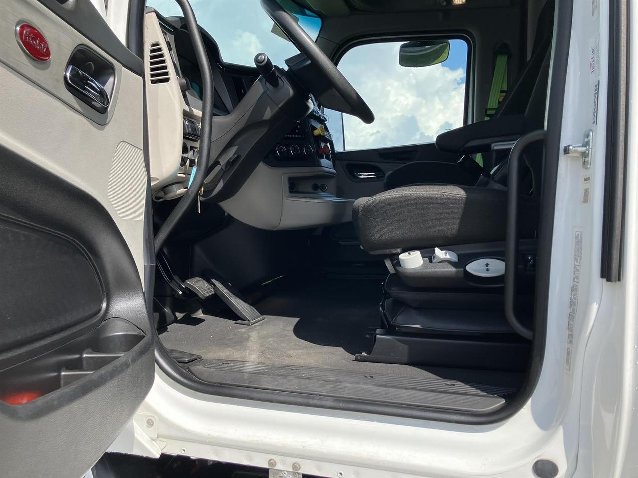 2023 Peterbilt 579 80" Double Bunk Ultraloft Eau Claire WI