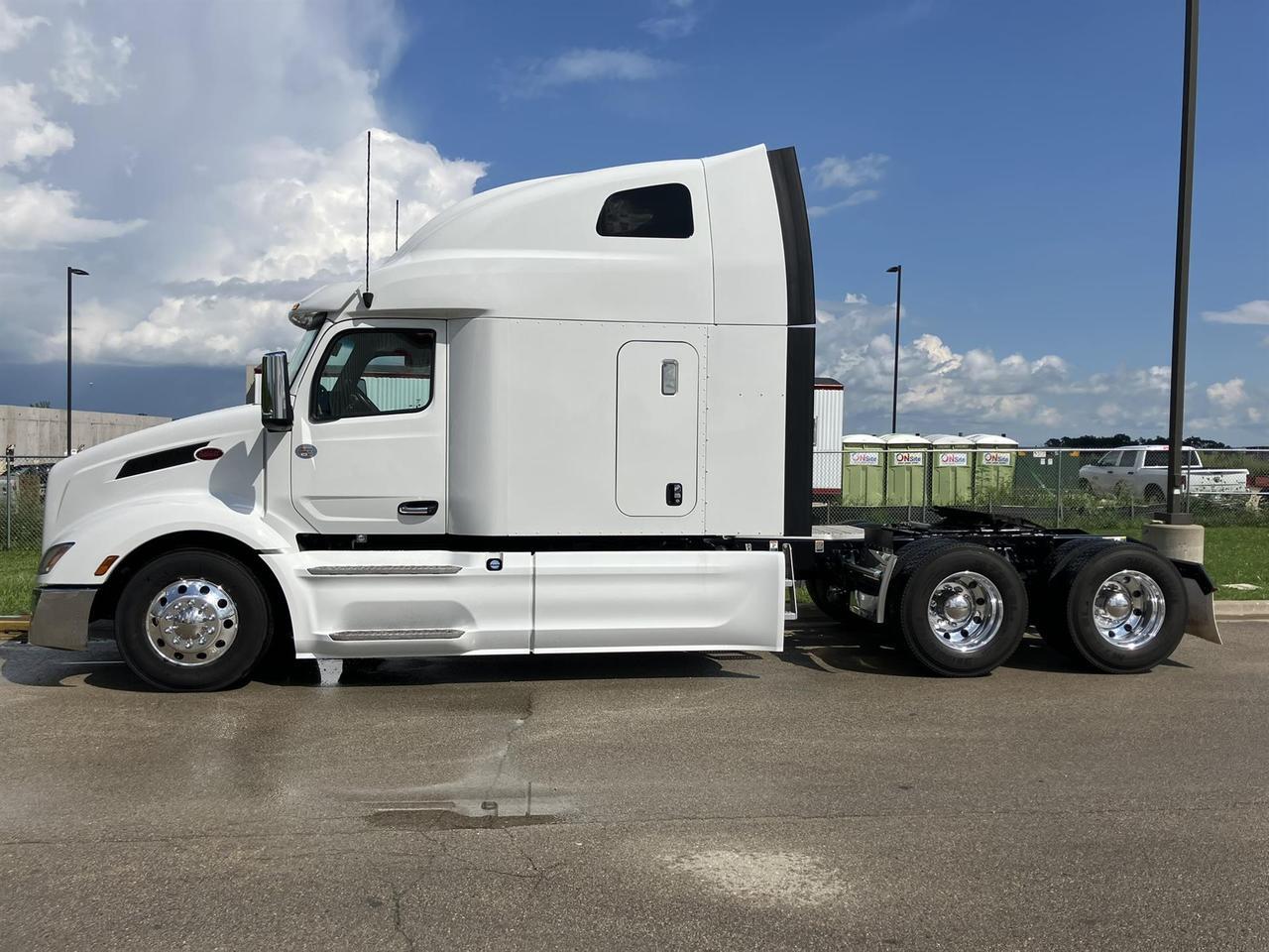 2023 Peterbilt 579 80" Double Bunk Ultraloft Eau Claire WI