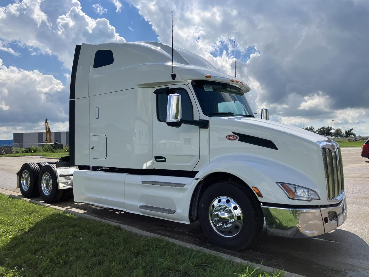 2023 Peterbilt 579 80&quot; Double Bunk Ultraloft Rochester MN