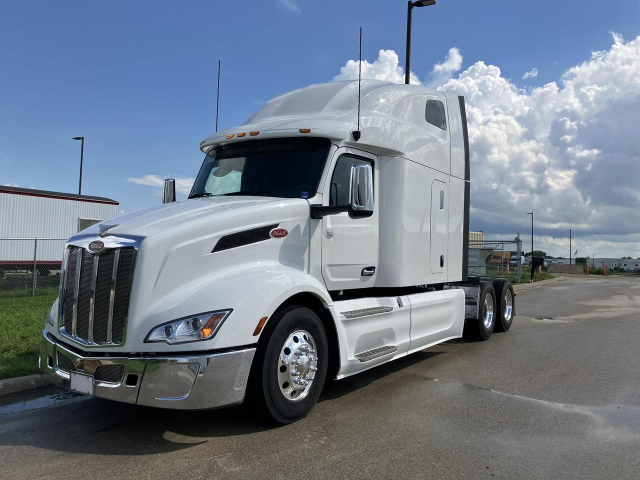 2023 Peterbilt 579 80&quot; Double Bunk Ultraloft Rochester MN