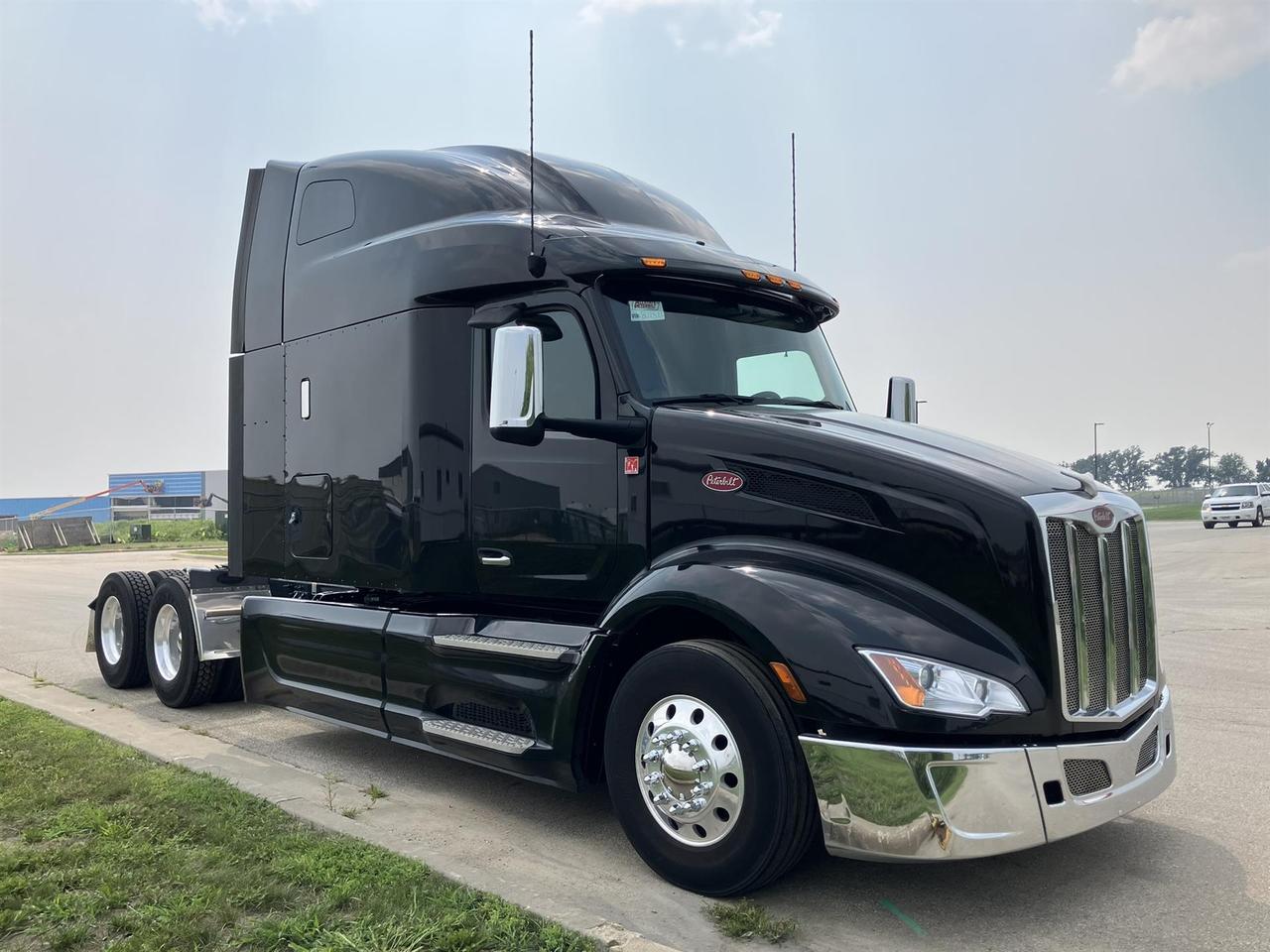 2023 Peterbilt 579 80&quot; Double Bunk Ultraloft Rochester MN