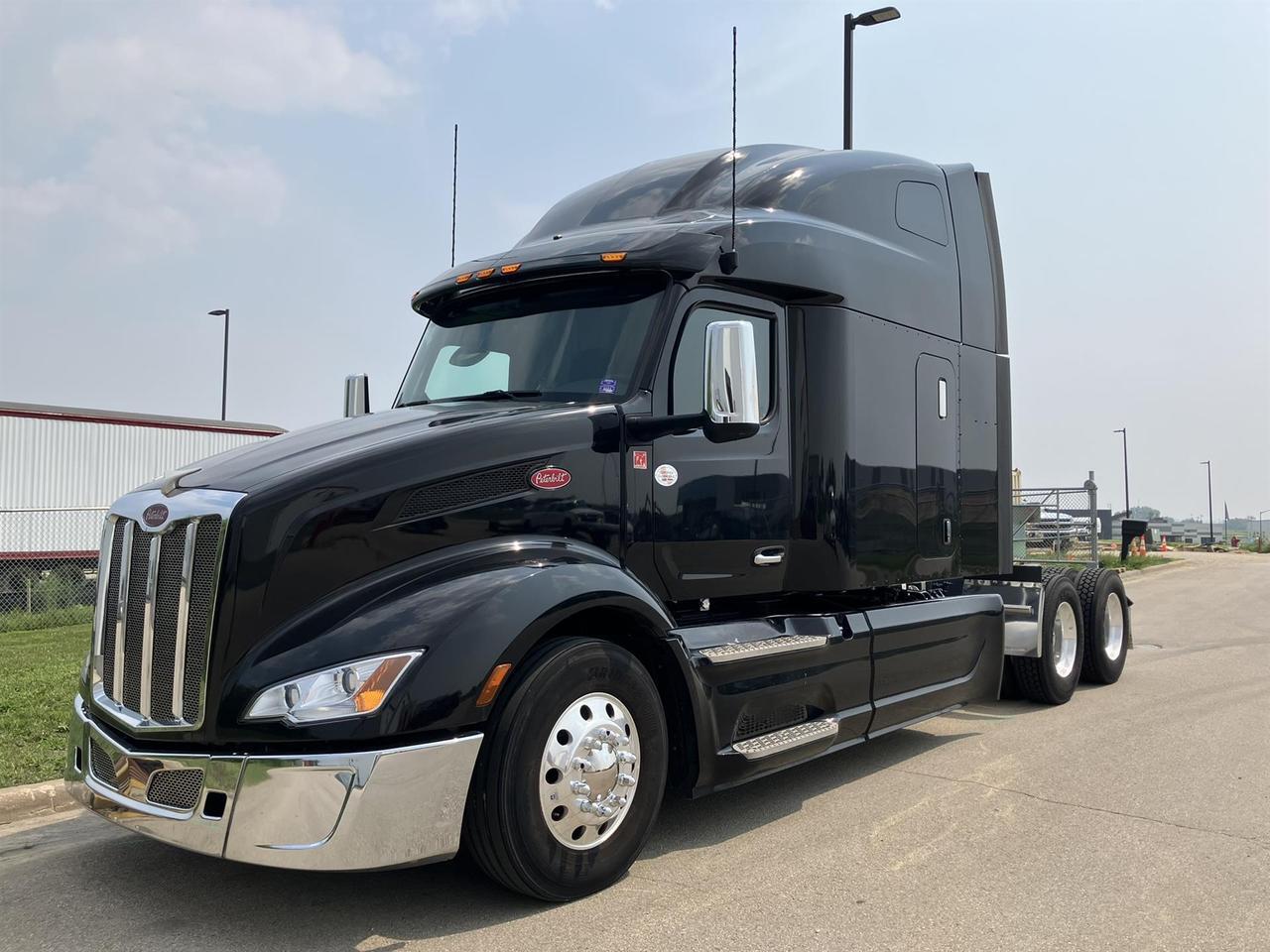2023 Peterbilt 579 80&quot; Double Bunk Ultraloft Rochester MN