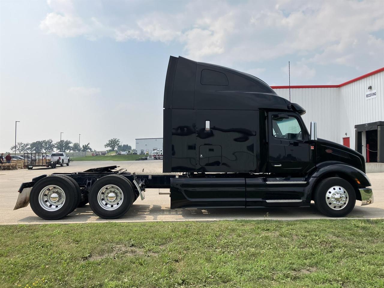 2023 Peterbilt 579 80&quot; Double Bunk Ultraloft Rochester MN
