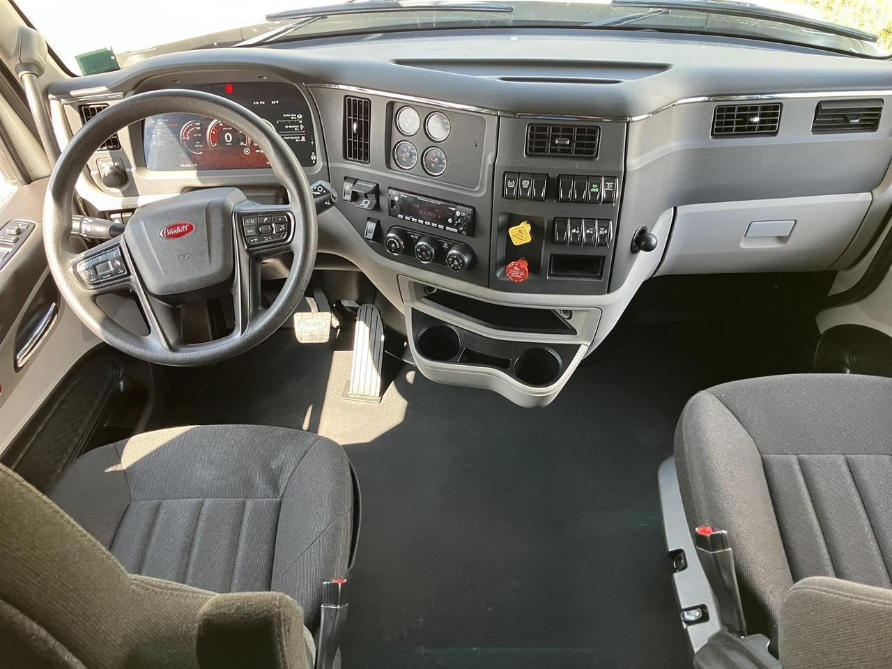 2023 Peterbilt 579 80" Double Bunk Ultraloft South St. Paul MN