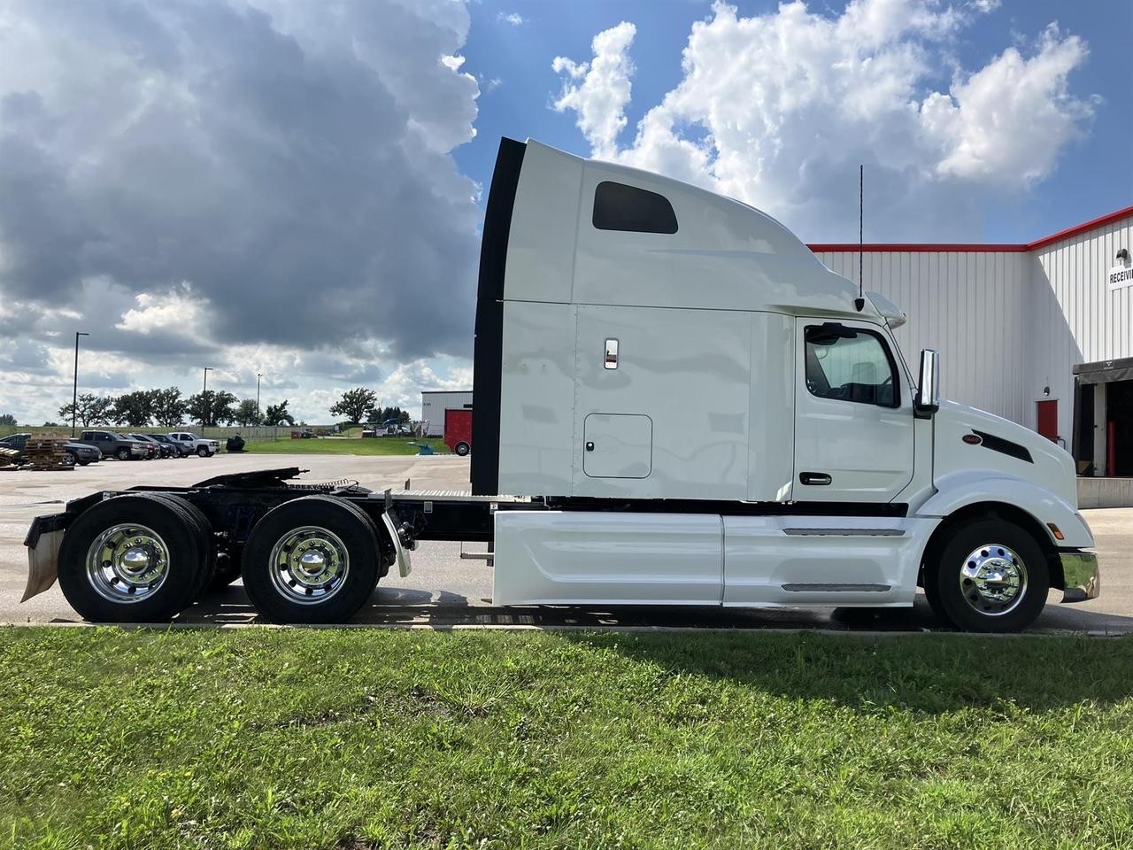 2023 Peterbilt 579 80" Double Bunk Ultraloft South St. Paul MN