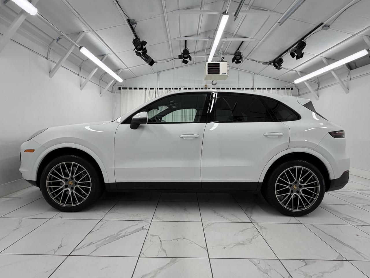 2023 Porsche Cayenne Platinum Edition photo 2