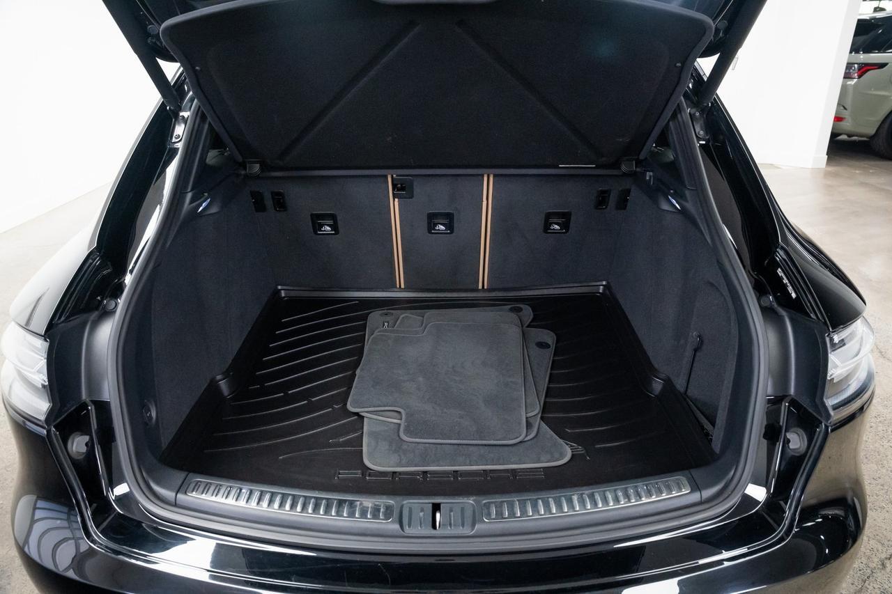 2023 Porsche Macan 1 Owner Vented Seats Panoramic Roof Portland OR