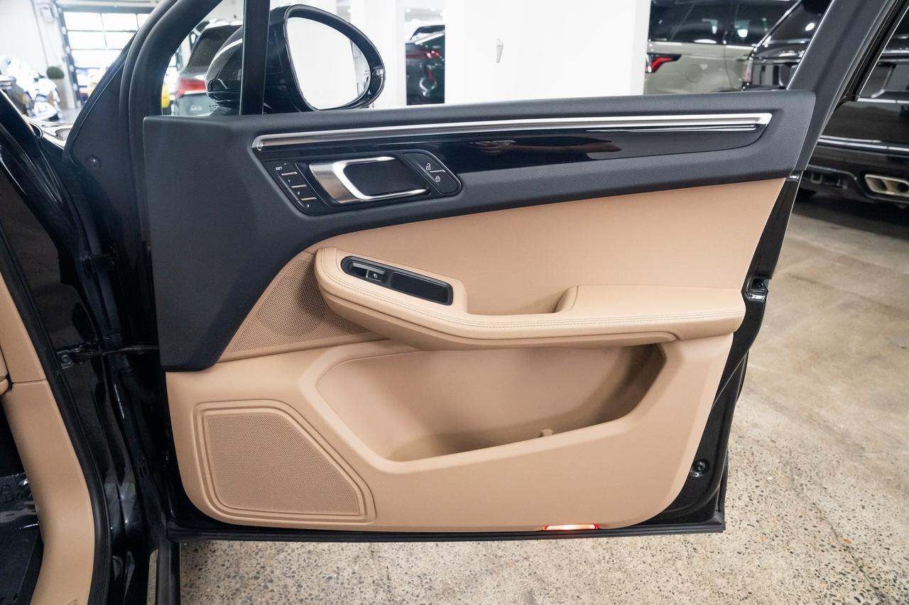 2023 Porsche Macan 1 Owner Vented Seats Panoramic Roof Portland OR