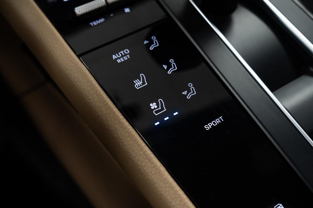 2023 Porsche Macan 1 Owner Vented Seats Panoramic Roof Portland OR