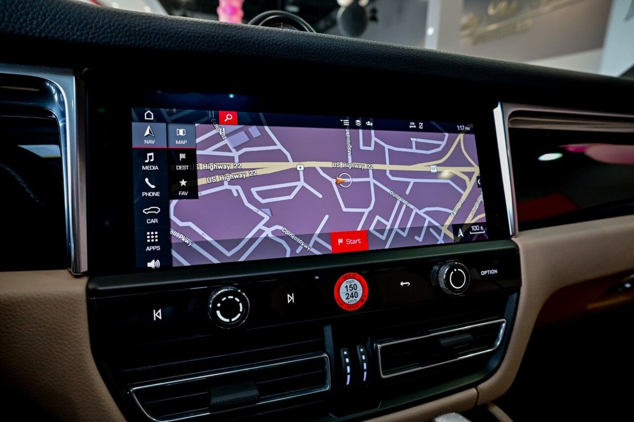 2023 Porsche Macan AWD, Pano Roof, Bose Surround Sound, Lane Assist, Self Steering Park Assist Springfield NJ