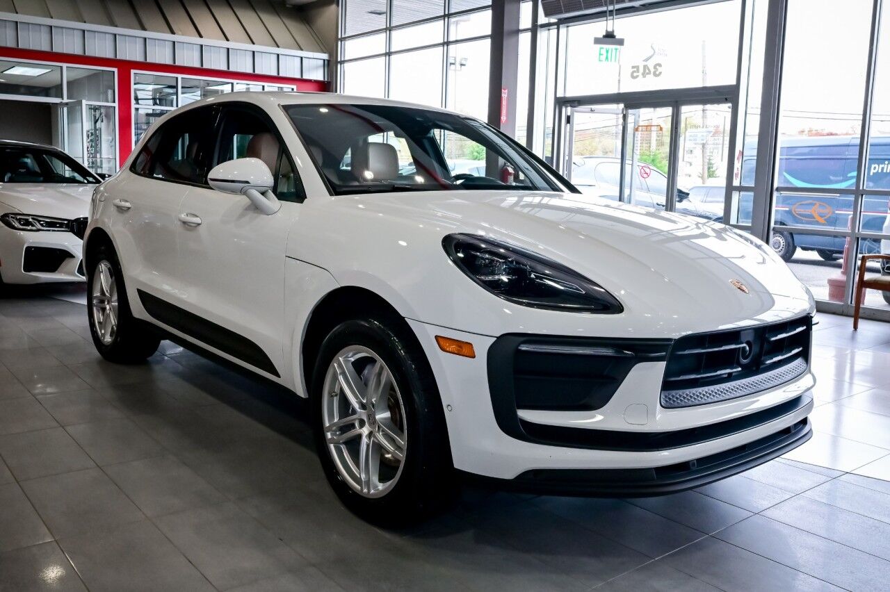 2023 Porsche Macan AWD, Pano Roof, Bose Surround Sound, Lane Assist, Self Steering Park Assist