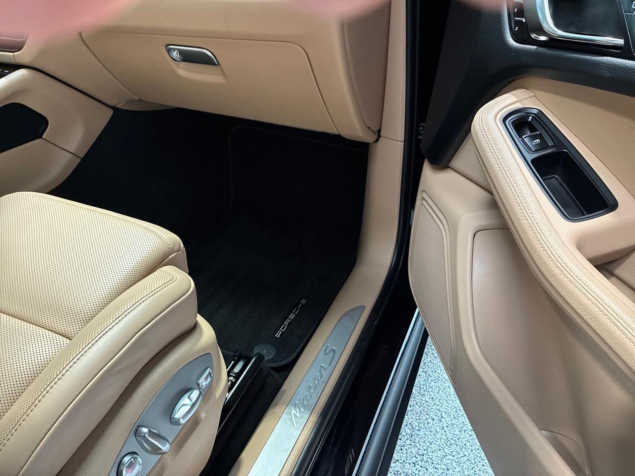 2023 Porsche Macan S, Premium Pkg Plus, Adaptive Air Suspension, Trim in High Gloss Black Houston TX