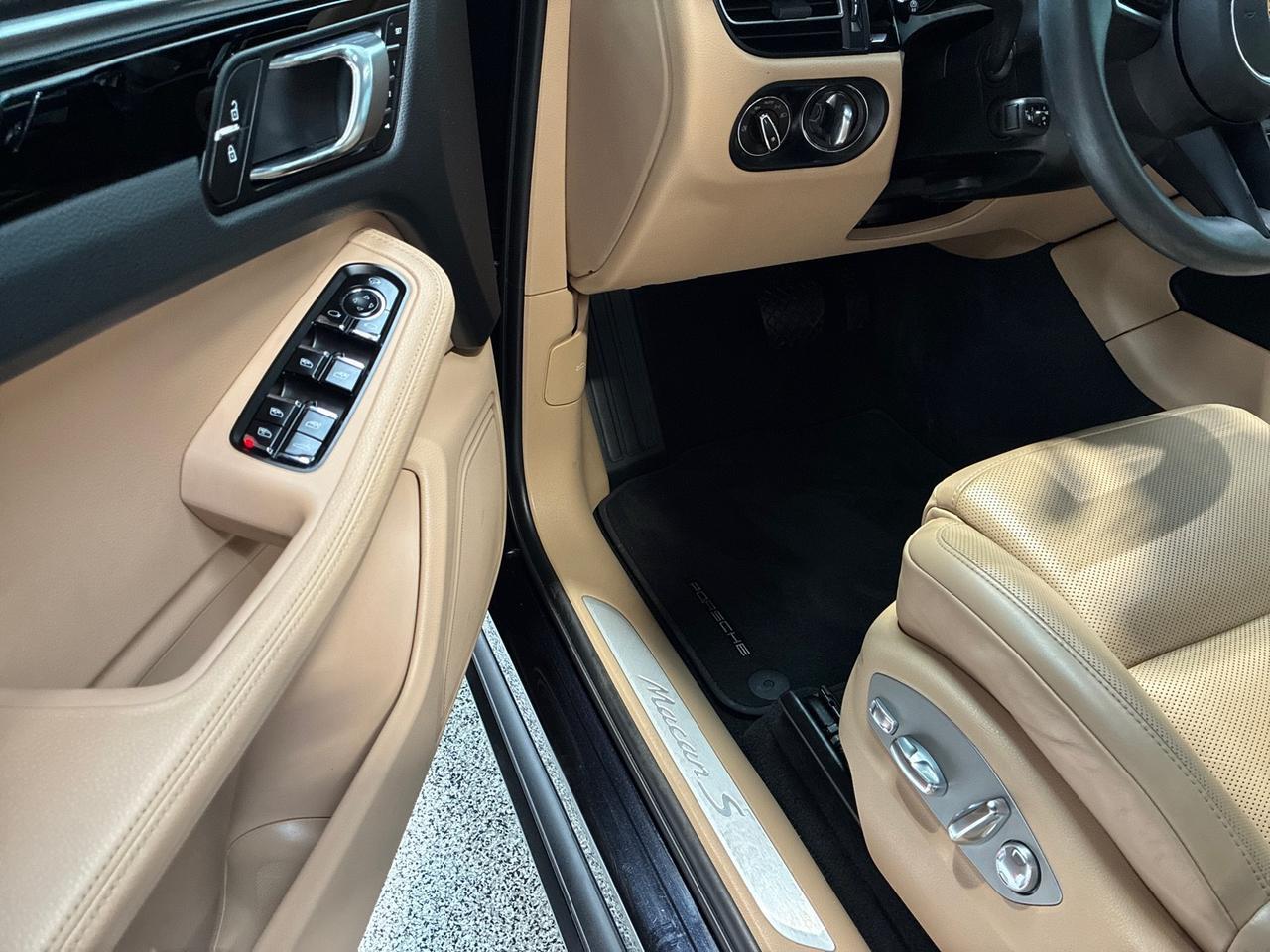 2023 Porsche Macan S, Premium Pkg Plus, Adaptive Air Suspension, Trim in High Gloss Black Houston TX