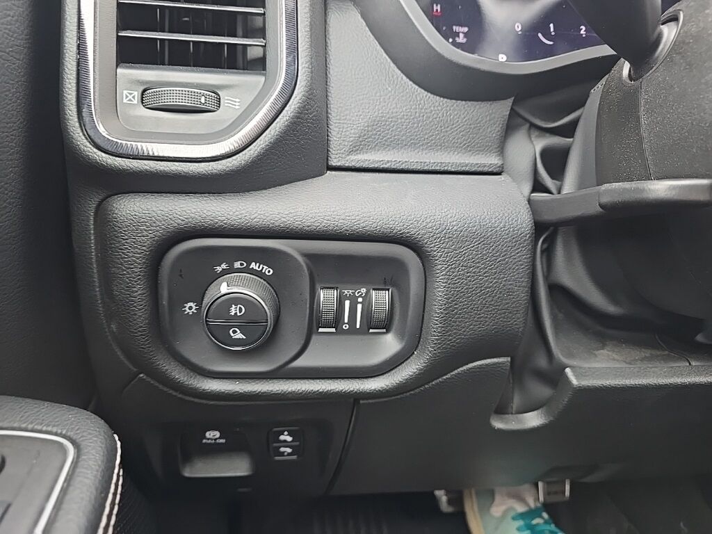 2023 Ram 1500 4x4 Crew Cab Sport Fond du Lac WI
