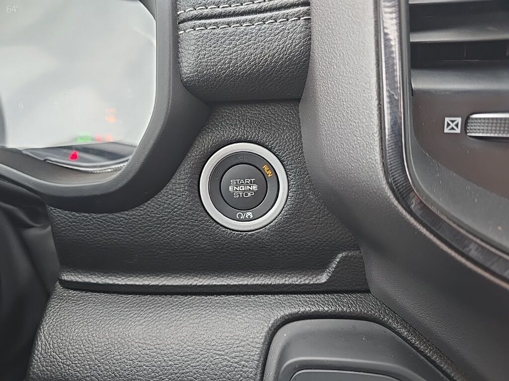 2023 Ram 1500 4x4 Crew Cab Sport Fond du Lac WI