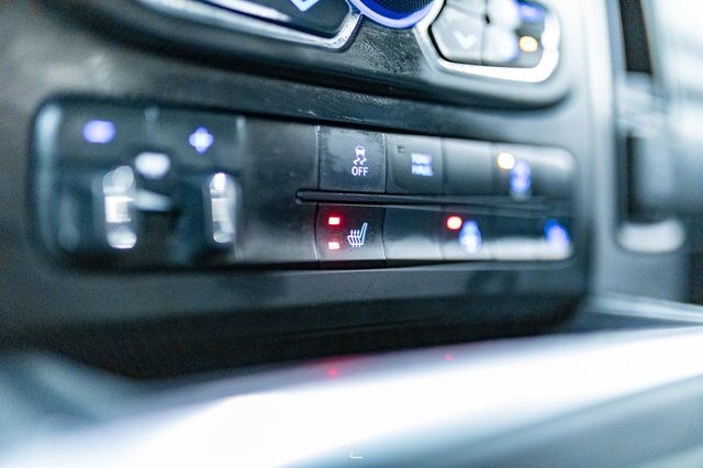 2023 Ram 1500 Classic 4x4 Crew Cab SLT Nav BCam Red Deer AB