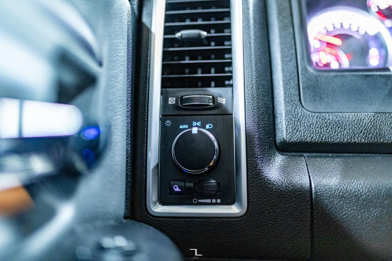 2023 Ram 1500 Classic 4x4 Crew Cab SLT Nav BCam Red Deer AB