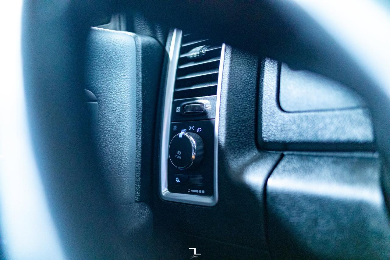 2023 Ram 1500 Classic 4x4 Crew Cab SLT Nav BCam Red Deer AB