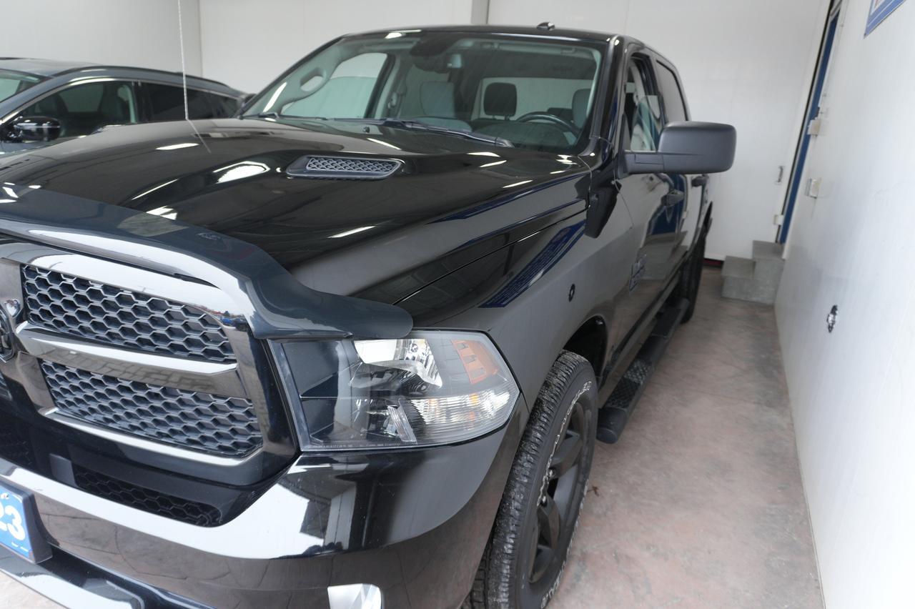2023 Ram 1500 Classic Express 4WD CREW CAB 5'7" BOX Listowel ON