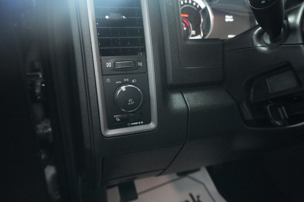 2023 Ram 1500 Classic Express 4WD CREW CAB 5'7" BOX Listowel ON