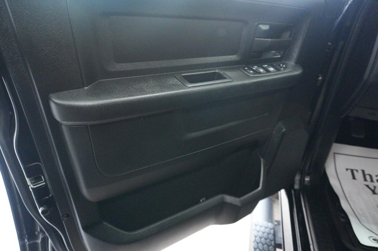 2023 Ram 1500 Classic Express 4WD CREW CAB 5'7" BOX Listowel ON