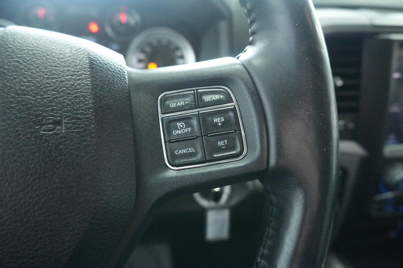 2023 Ram 1500 Classic Express 4WD CREW CAB 5'7" BOX Listowel ON