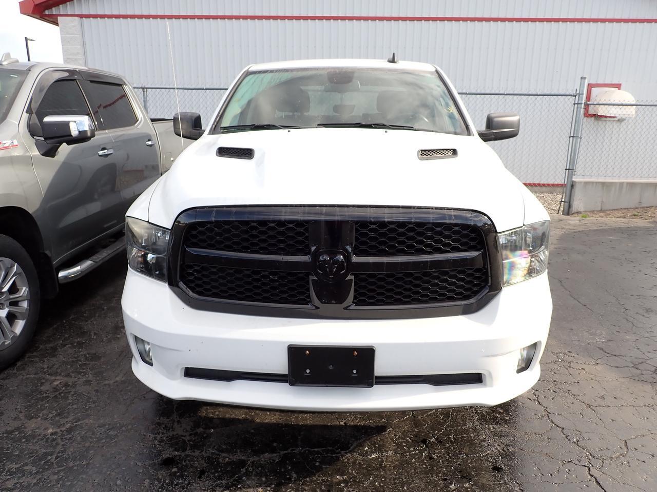2023 Ram 1500 Classic Express 4WD CREW CAB 5'7" BOX Listowel ON