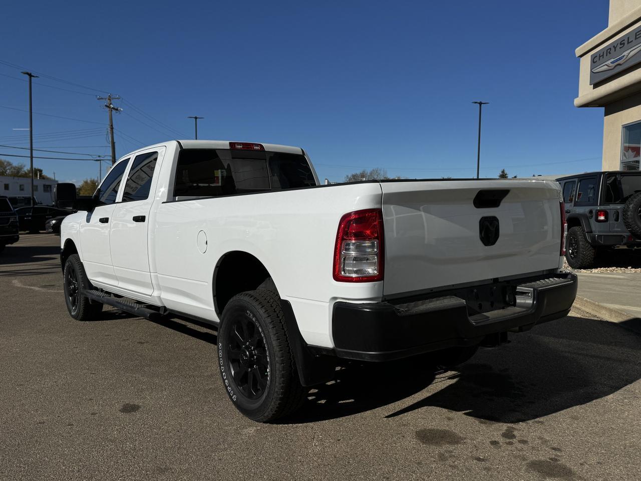 2023 Ram 2500 Tradesman Crew Cab 4x4 | HEMI V8 | Low KMs | Front Bench | Side Steps | Backup Camera Redwater AB