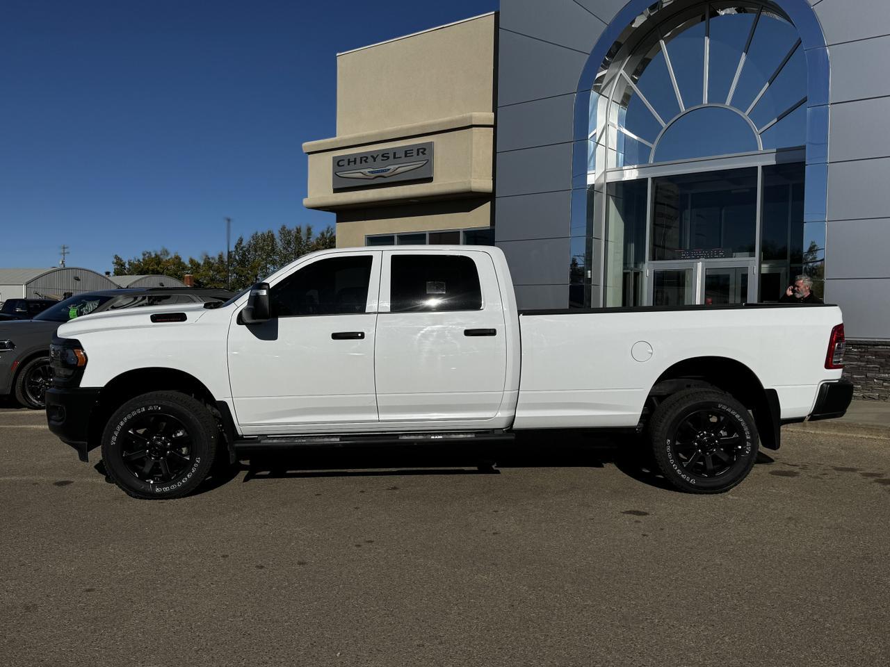 2023 Ram 2500 Tradesman Crew Cab 4x4 | HEMI V8 | Low KMs | Front Bench | Side Steps | Backup Camera Redwater AB