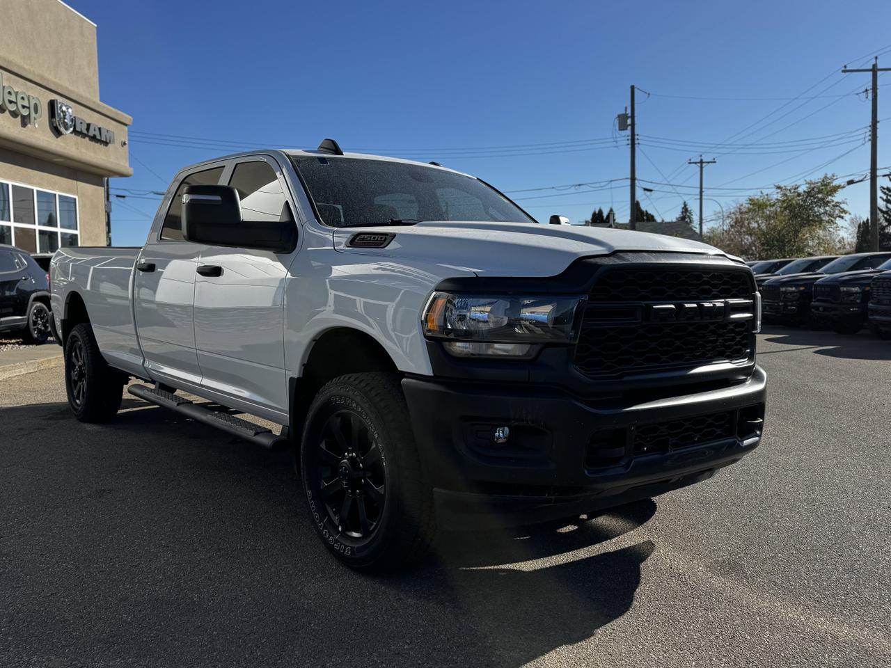 2023 Ram 2500 Tradesman Crew Cab 4x4 | HEMI V8 | Low KMs | Front Bench | Side Steps | Backup Camera Redwater AB