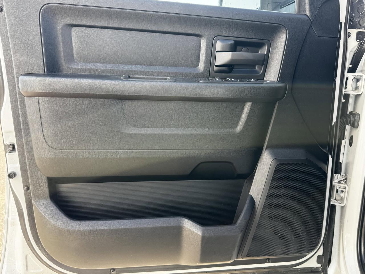2023 Ram 2500 Tradesman Crew Cab 4x4 | HEMI V8 | Low KMs | Front Bench | Side Steps | Backup Camera Redwater AB