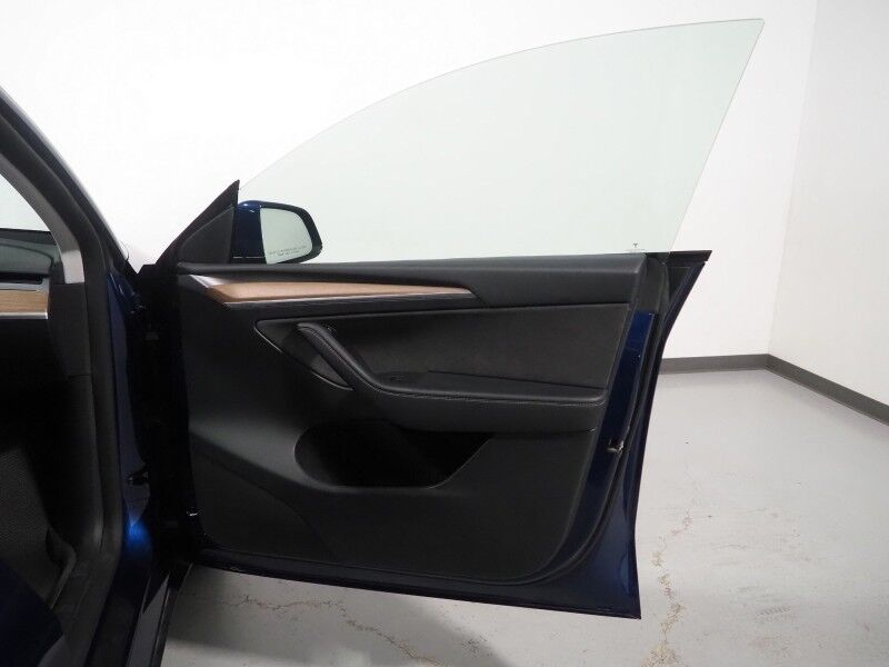 2023 Tesla Model Y Long Range AWD *TRAFFIC AWARE CRUISE CONTROL, NAVIGATION, SAFETY ALERTS, SURROUND VIEW CAMERAS, PANORAMA GLASS ROOF, HEATED SEATS/STEERING WHEEL, WIRELESS CHARGING Round Rock TX